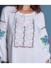 Жіноча вишиванка з яскравими квітами